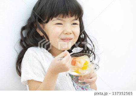 フルーツゼリーを食べる女の子 137352565