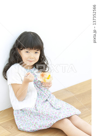 フルーツゼリーを食べる女の子 137352566