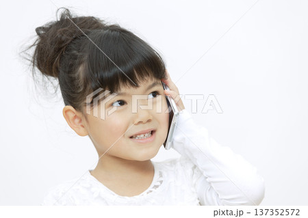 スマートフォンで電話する女の子 137352572