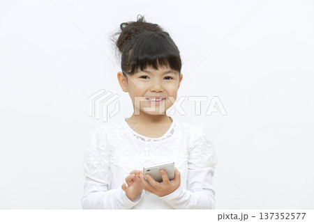 スマートフォンを操作する女の子 137352577