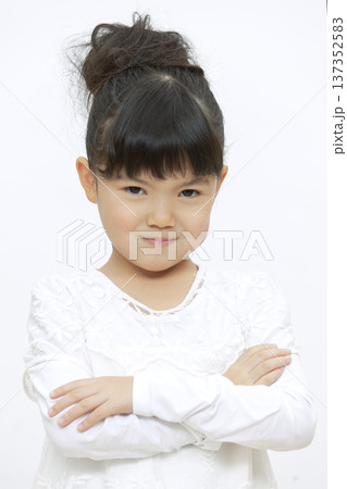 腕組みをして怒る女の子 腕組みをして怒る女の子 137352583