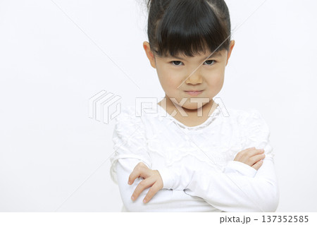 腕組みをして怒る女の子 137352585