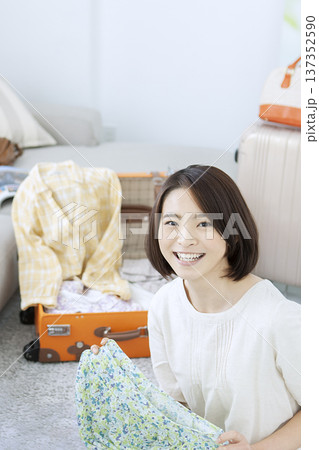 旅行の準備をする女性 旅行の準備をする女性 137352590