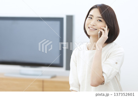 スマートフォンで電話する女性 137352601