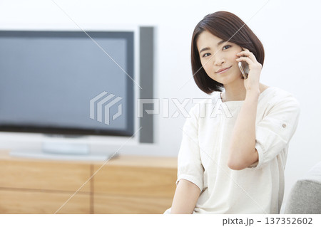 スマートフォンで電話する女性 137352602