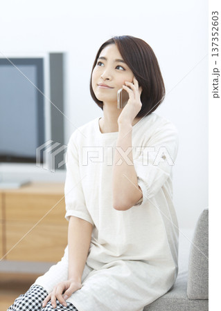 スマートフォンで電話する女性 スマートフォンで電話する女性 137352603