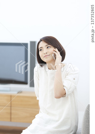 スマートフォンで電話する女性 スマートフォンで電話する女性 137352605