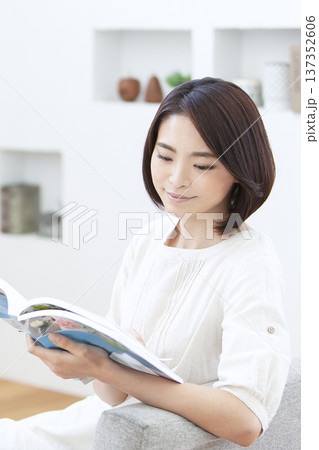 リビングで読書をする女性 137352606
