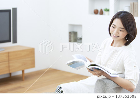 リビングで読書をする女性 リビングで読書をする女性 137352608