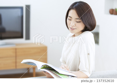 リビングで読書をする女性 リビングで読書をする女性 137352610