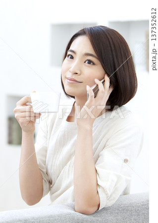 スマートフォンで電話する女性 137352612