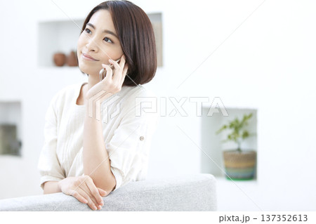 スマートフォンで電話する女性 137352613