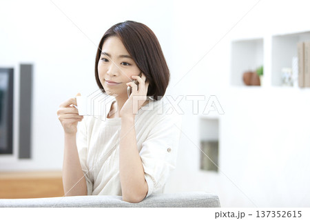 スマートフォンで電話する女性 スマートフォンで電話する女性 137352615