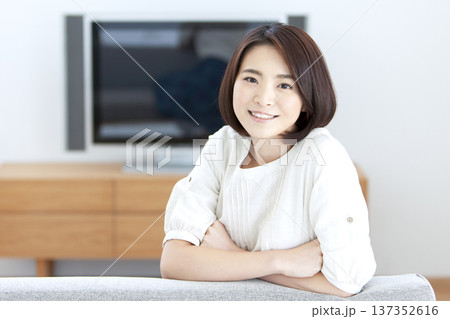 ソファーに座る笑顔の女性 137352616