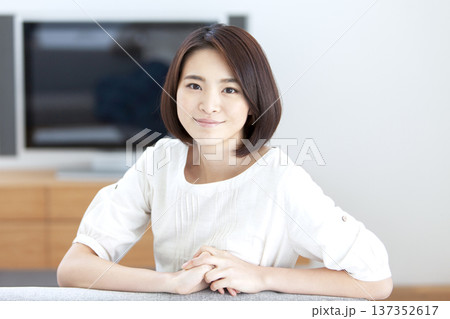ソファーに座る笑顔の女性 ソファーに座る笑顔の女性 137352617