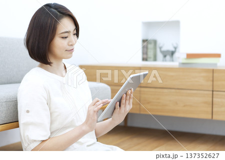 リビングでタブレットを操作する女性 137352627