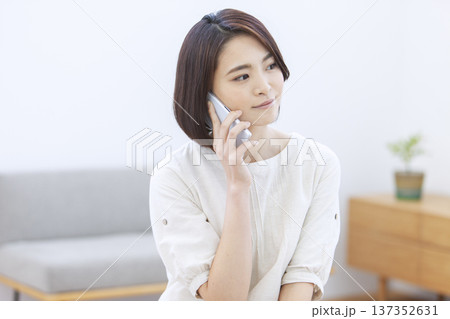 スマートフォンで電話する女性 スマートフォンで電話する女性 137352631