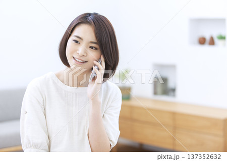 スマートフォンで電話する女性 137352632