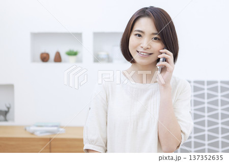 スマートフォンで電話する女性 スマートフォンで電話する女性 137352635