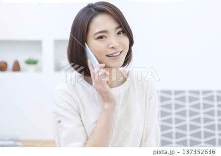 スマートフォンで電話する女性 スマートフォンで電話する女性 137352636