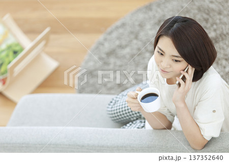 スマートフォンで電話する女性 スマートフォンで電話する女性 137352640