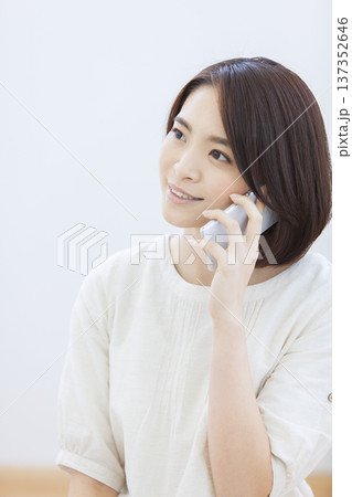スマートフォンで電話する女性 スマートフォンで電話する女性 137352646