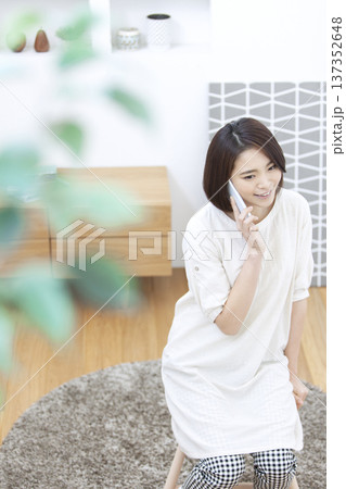 スマートフォンで電話する女性 スマートフォンで電話する女性 137352648