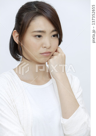 考え事をする女性のポートレート 137352655