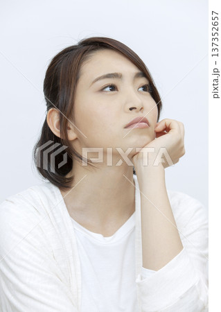 手でハートを作る女性 手でハートを作る女性 137352657