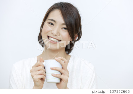 ティーカップを持った笑顔の女性 ティーカップを持った笑顔の女性 137352666