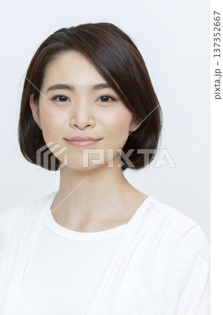 笑顔の女性のポートレート 137352667