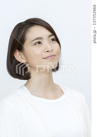 笑顔の女性のポートレート 笑顔の女性のポートレート 137352668