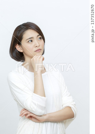 考え事をする女性のポートレート 137352670
