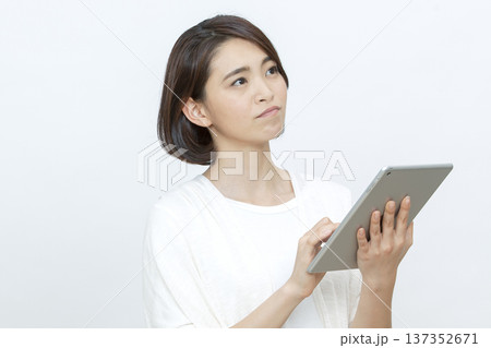 タブレットを操作する女性 137352671