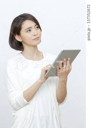 タブレットを操作する女性 137352672