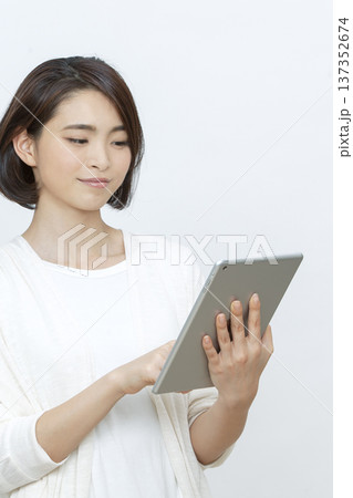 タブレットを操作する女性 137352674