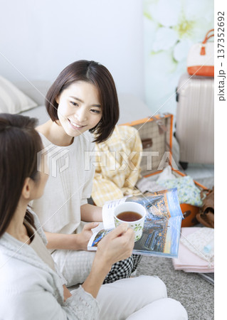 旅行の準備をする母親と娘 137352692