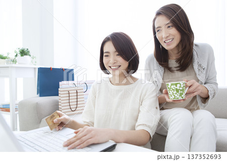ネットショッピングをする母親と娘 137352693