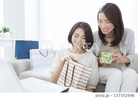 ネットショッピングをする母親と娘 ネットショッピングをする母親と娘 137352696