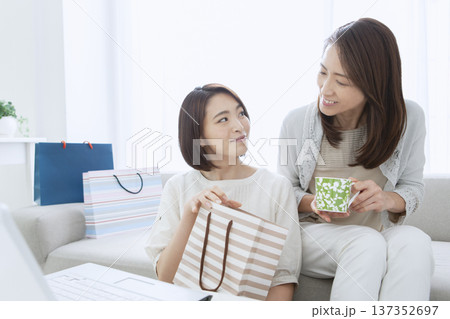 ネットショッピングをする母親と娘 137352697