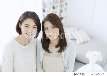 笑顔の母親と娘 笑顔の母親と娘 137352704