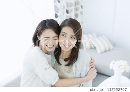 母親に抱きつく娘 母親に抱きつく娘 137352707