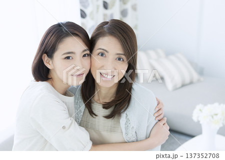 母親に抱きつく娘 137352708