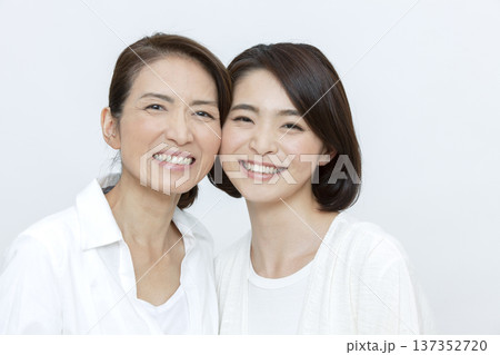 母親と娘のポートレート 137352720