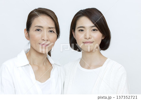 母親と娘のポートレート 母親と娘のポートレート 137352721