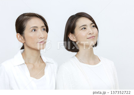 母親と娘のポートレート 137352722