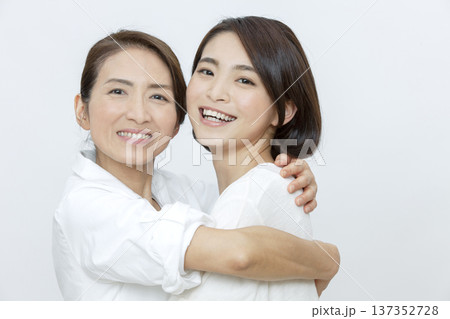 娘を抱きしめる母親 137352728