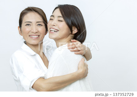 娘を抱きしめる母親 137352729
