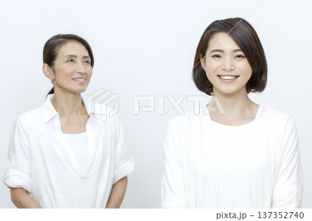 母親と娘のポートレート 137352740