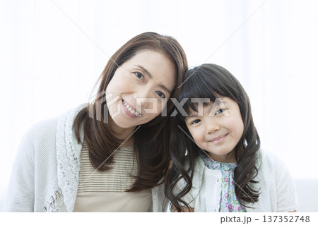 笑顔で寄り添う祖母と孫 137352748